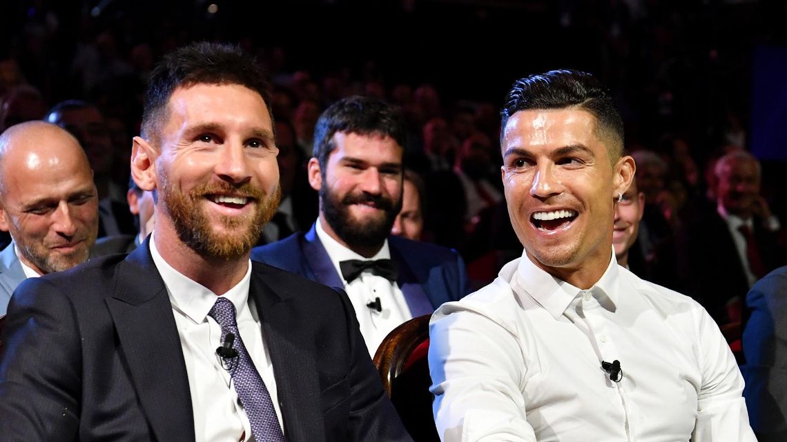 Messi riéndose con CR7 en una premiación. Hay buena onda entre los dos.