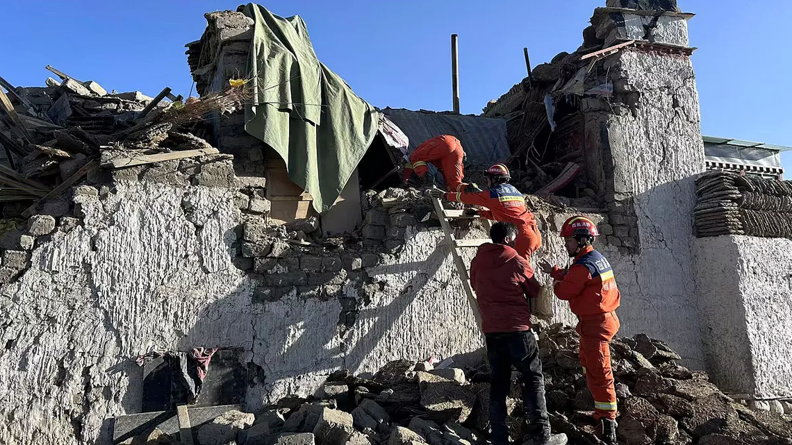 China: 95 muertos y 130 heridos por un terremoto