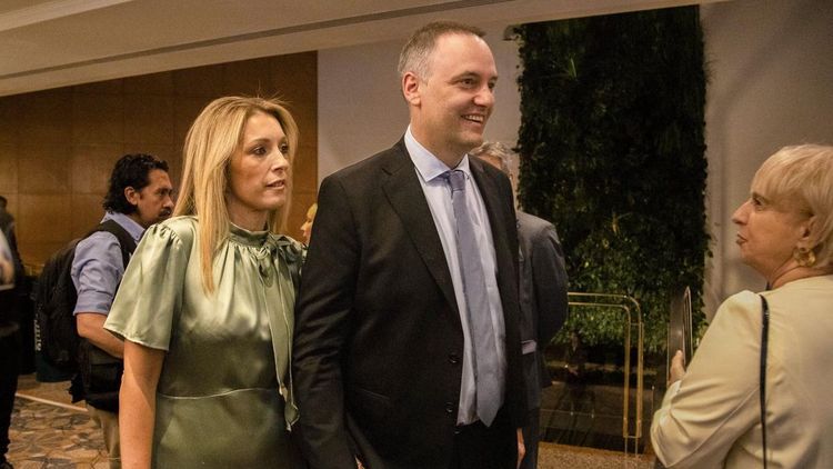 Bettina Angeletti, esposa del jefe de Gabinete Manuel Adorni, en la mira en la investigación del juez Ariel Lijo por presuntos contratos con el Estado.