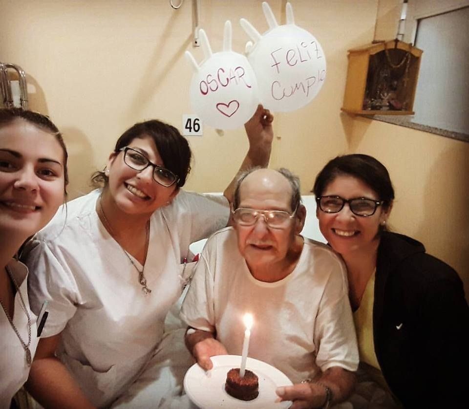 Fue al hospital para no pasar solo su cumpleaños y le dieron una sorpresa