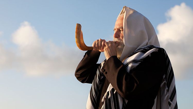 Durante los festejos de Rosh Hashaná, suena una trompeta, hecha del cuerno de un carnero, en las sinagogas. 