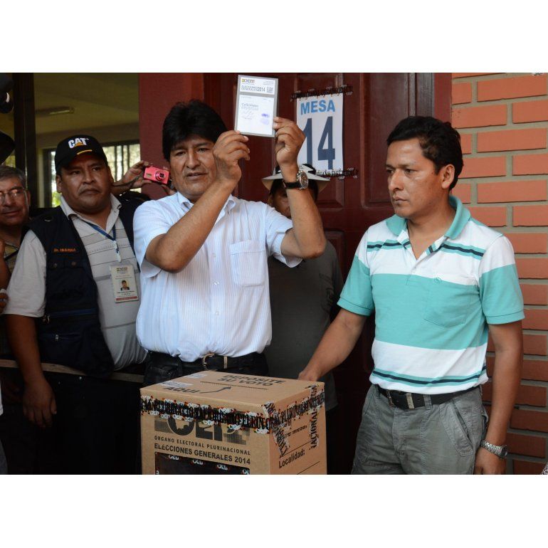 En medio de las votaciones, Evo Morales niega accidente