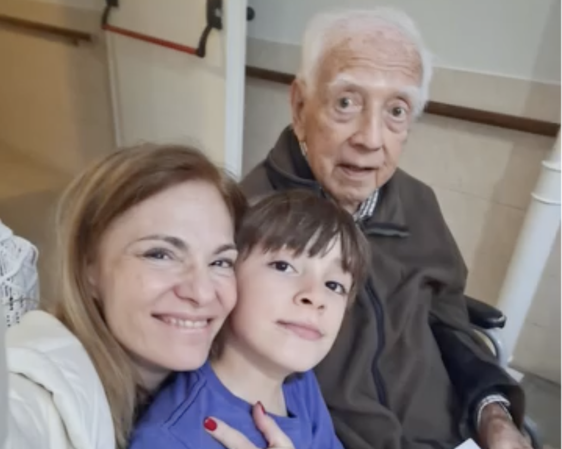 Alejandra Gallo junto a su hijo, Vicenzo, y su papá.