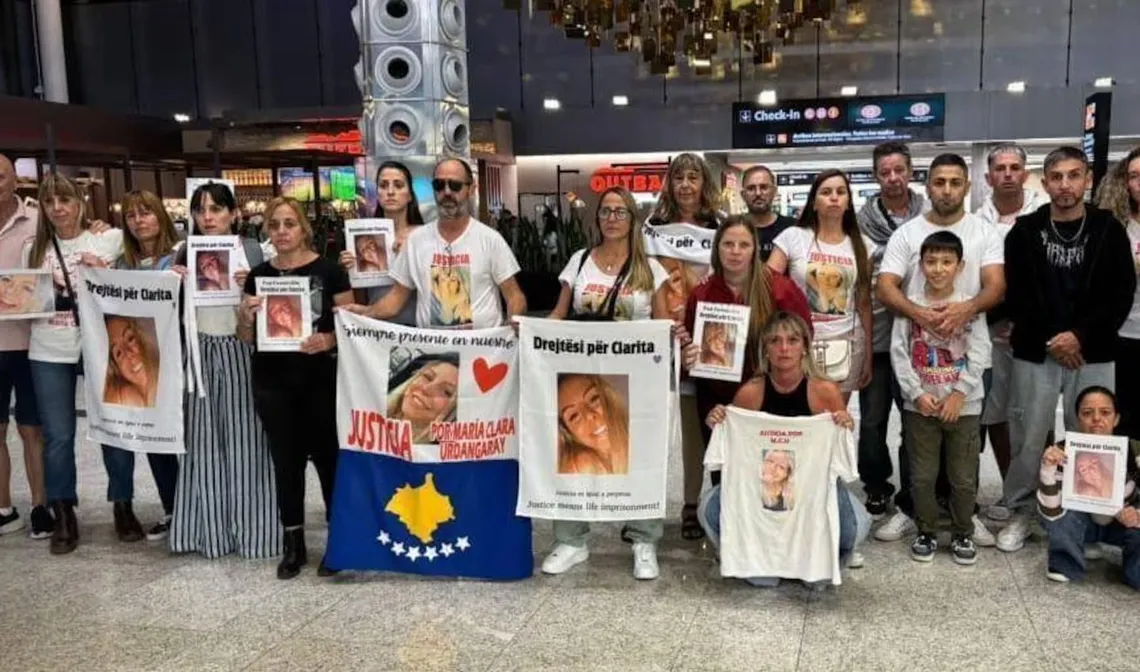 La familia de la v&iacute;citma de femicidio viaj&oacute; a Kosovo para presenciar el juicio.