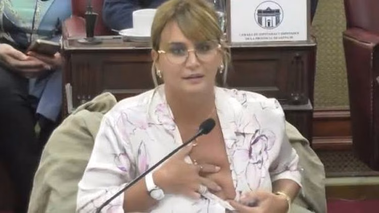 Amalia Granata mostró uno de sus pechos en plena sesión.