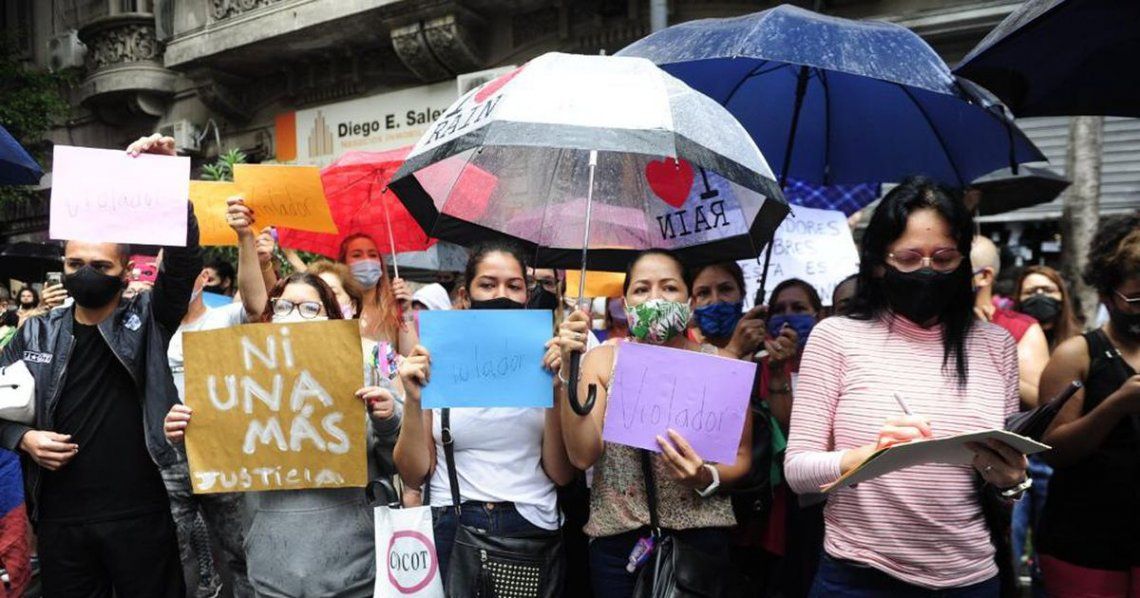 Protesta frente al local de Balvanera donde fue violada una joven venezolana 