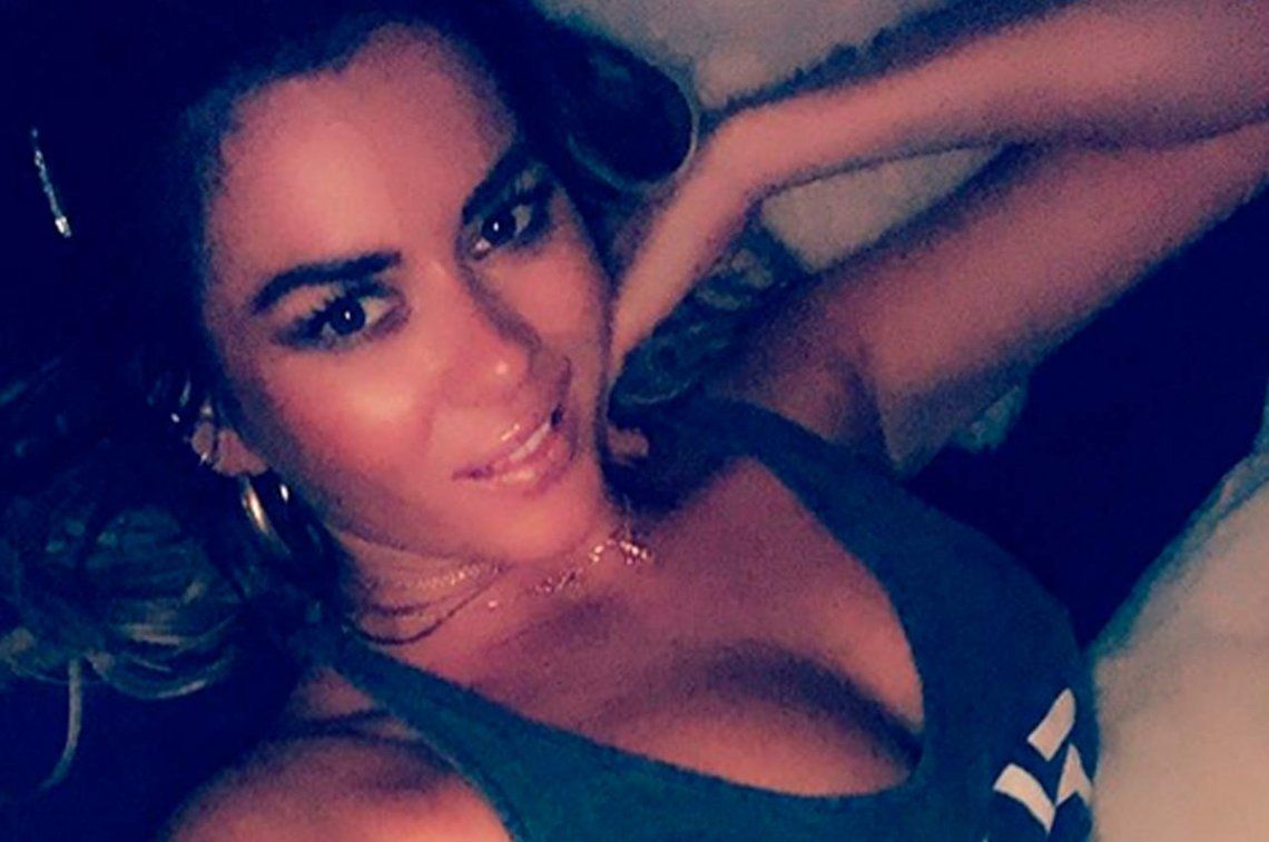 Karina Jelinek se fue a dormir en topless... ¡y mostró de más!