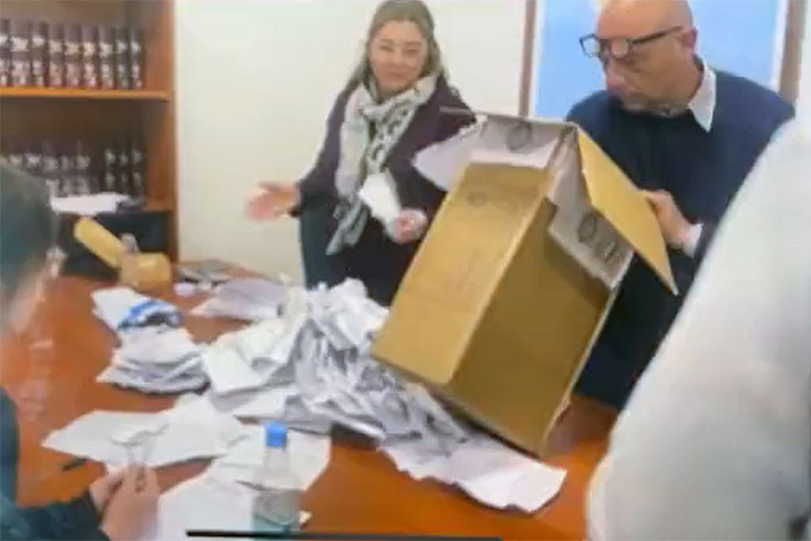 La Plata: abrieron dos urnas y tenían sobres, pero no los votos