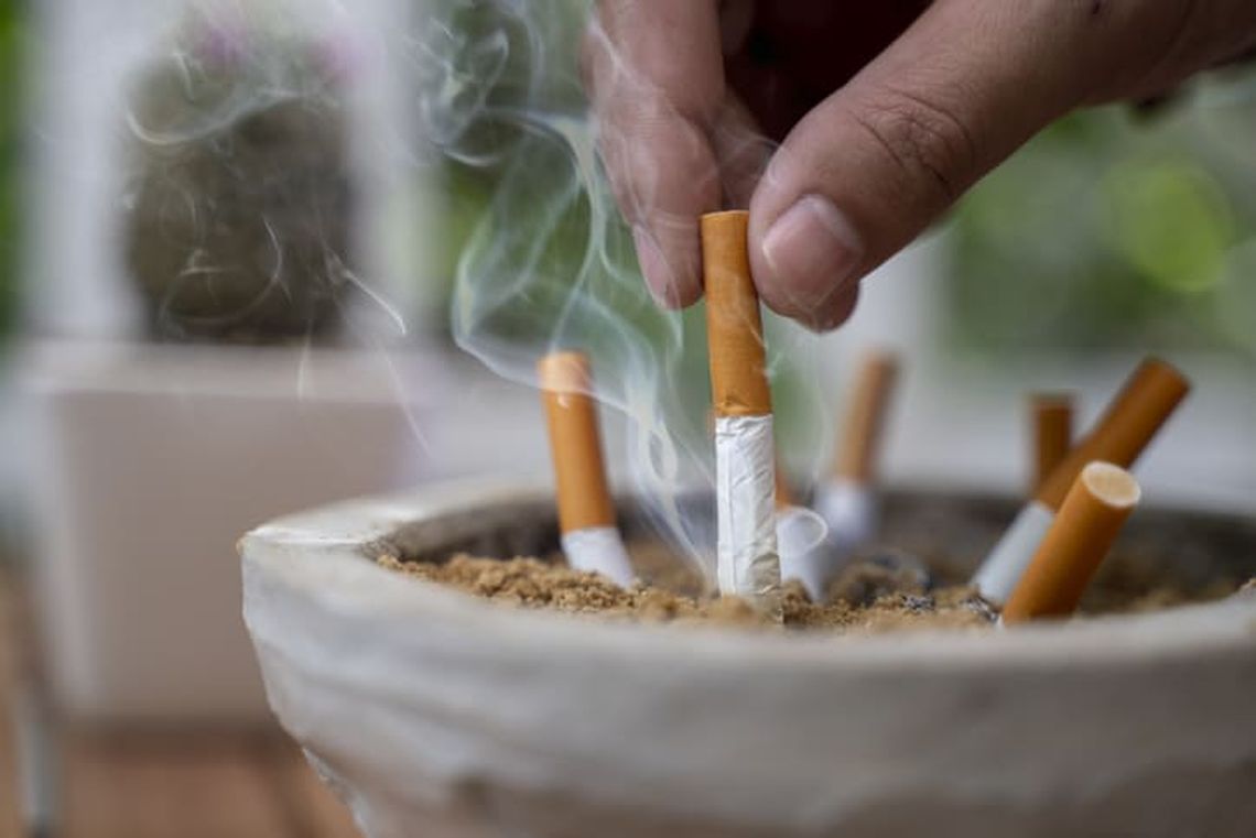 Francia prohibirá fumar tabaco en las playas