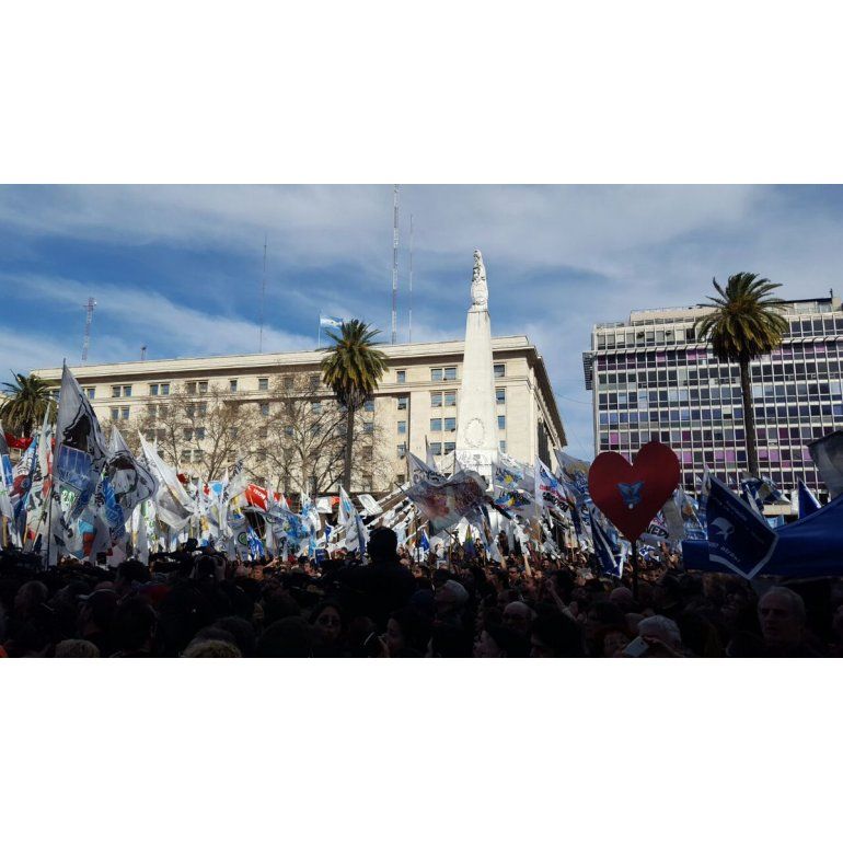 Una multitud acompañó a las Madres de Plaza de Mayo en su ronda 2000