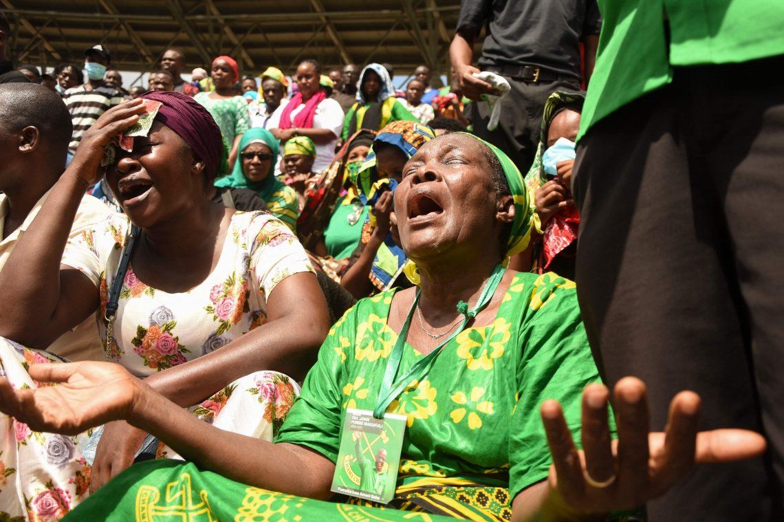 Tanzania: estampida en el velatorio del presidente dejó 45 muertos