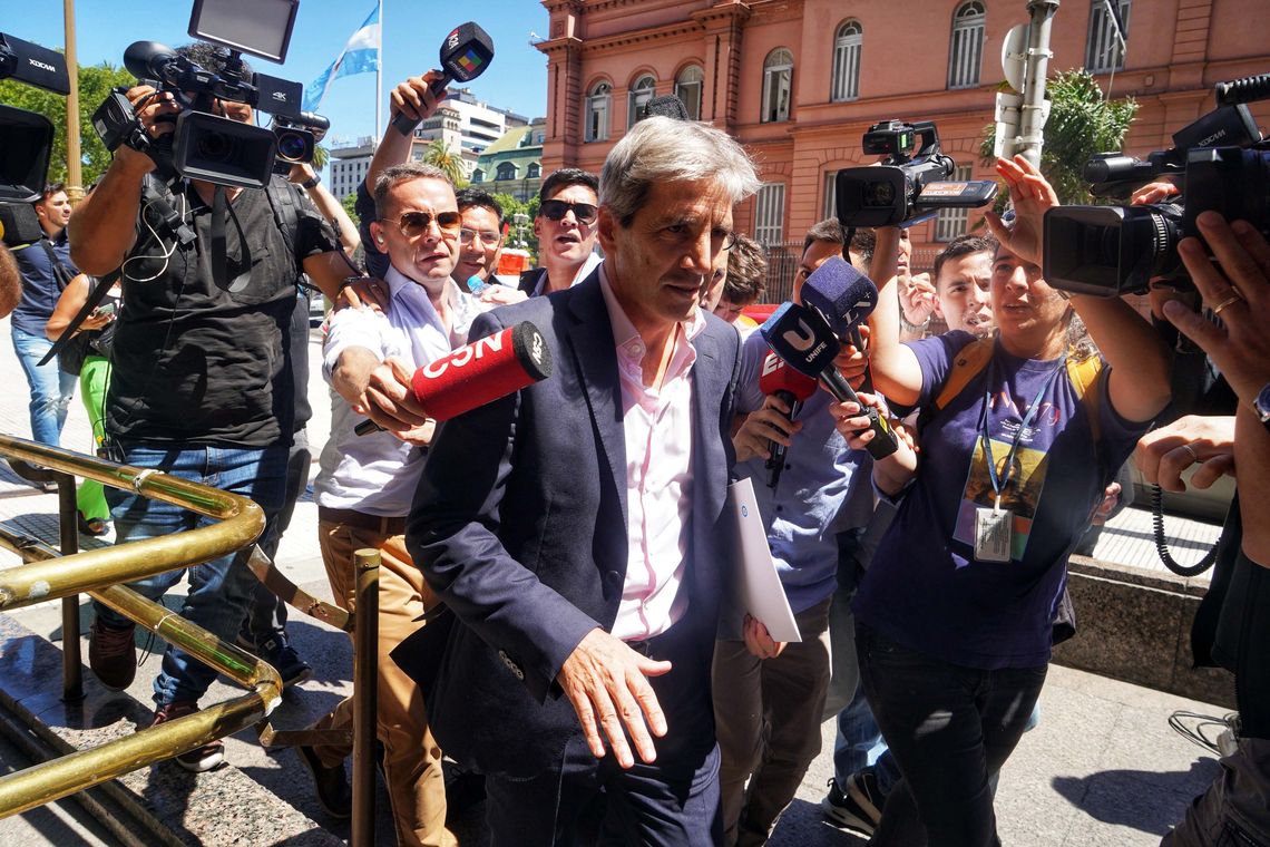 Luis Caputo fue insultado al retirarse de Casa Rosada.