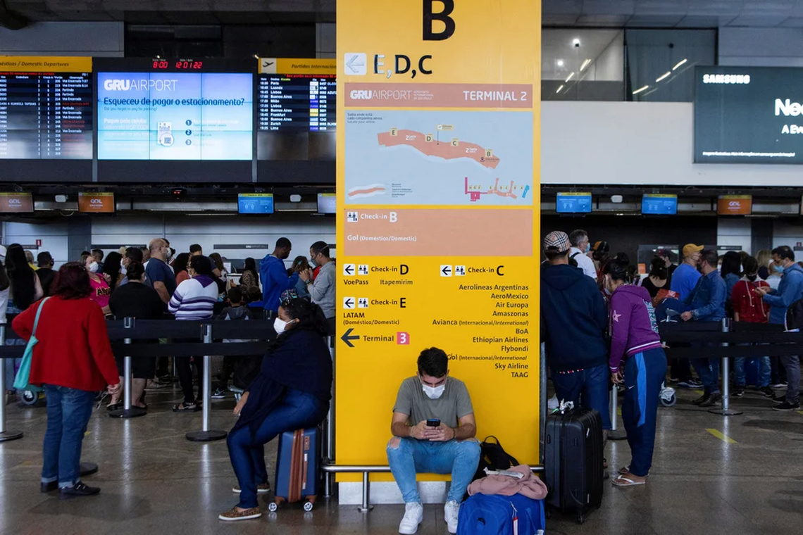 Los pasajeros utilizando barbijos en el aeropuerto de Guarulhos