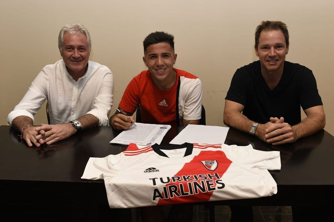 Enzo Fernández firmando la renovación de su contrato con River. 
