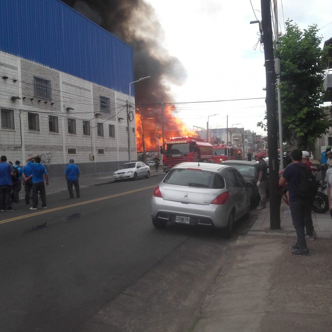 Avellaneda: más de 10 dotaciones de bomberos combaten un incendio en una maderera de Piñeyro