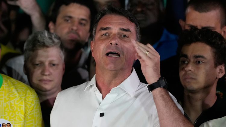 Flávio Bolsonaro no reconoció la victoria de Lula y dijo que pedirá anular las elecciones.