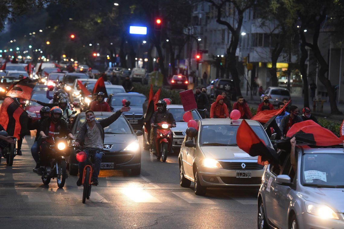 En fotos la caravana de los hinchas de Newell s pide por el