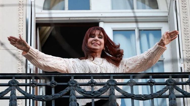 Cristina Kirchner, saludando a la militancia desde su balcón. 
