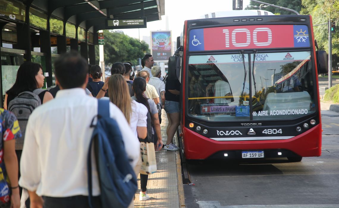 Los colectiveros reclaman se respete el acuerdo paritario que establece un sueldo base de $987.000 con aumentos de acuerdo a la inflación. Los colectiveros reclaman se respete el acuerdo paritario que establece un sueldo base de $987.000 con aumentos de acuerdo a la inflación.