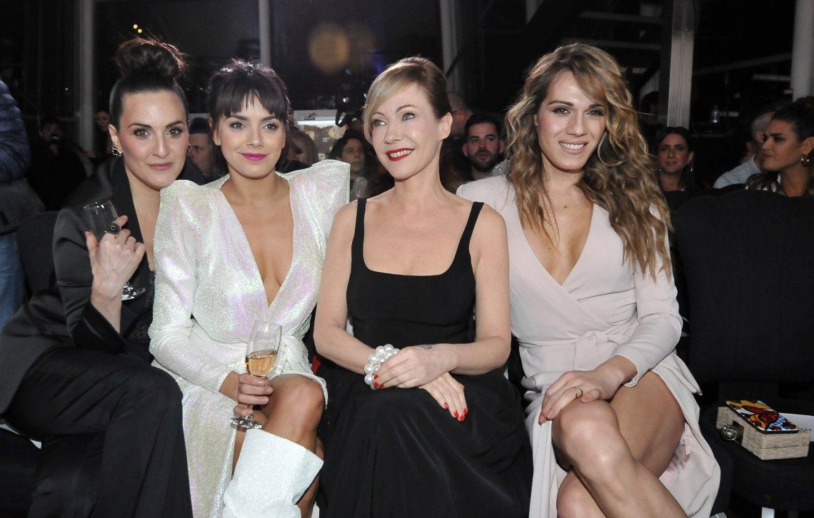 Mariana Genesio junto a sus compañeras de elenco de la tira Pequeña Victoria