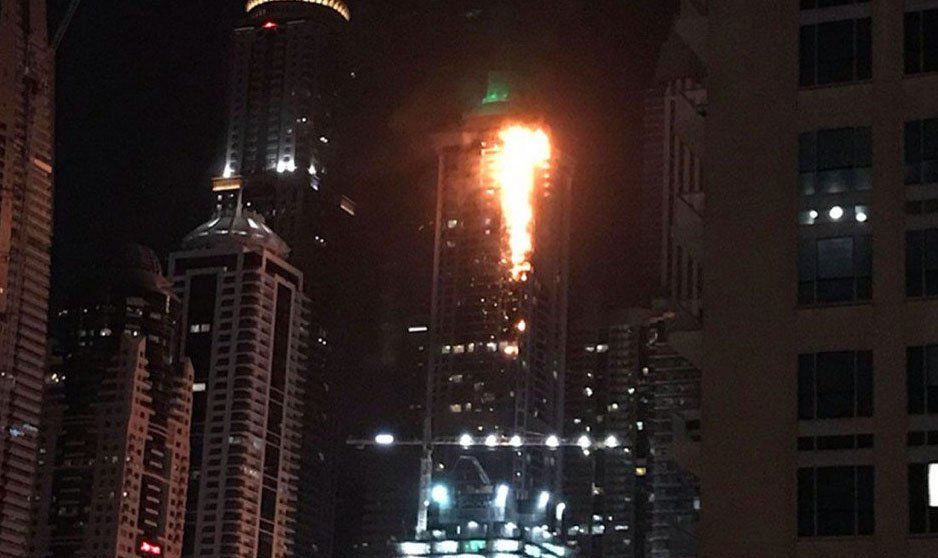 Dubai: impresionante incendio en uno de los rascacielos más famosos del mundo