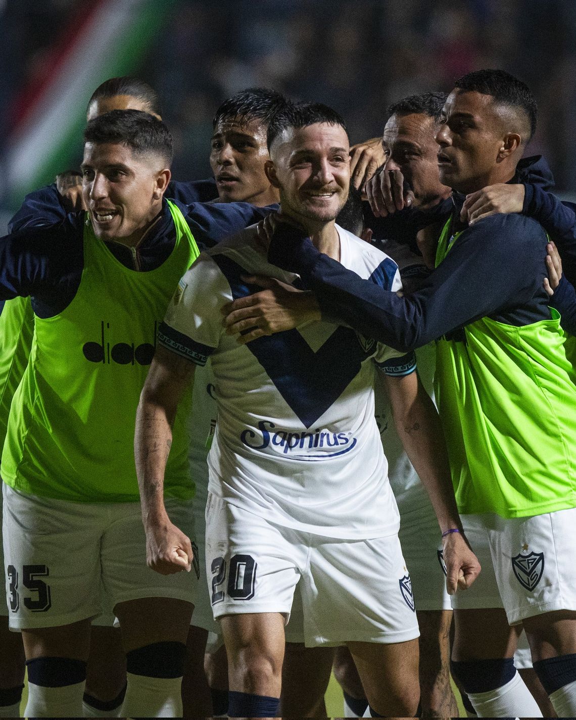 Pizzini convirtió el gol del triunfo y llevó a Vélez a cuartos de final.