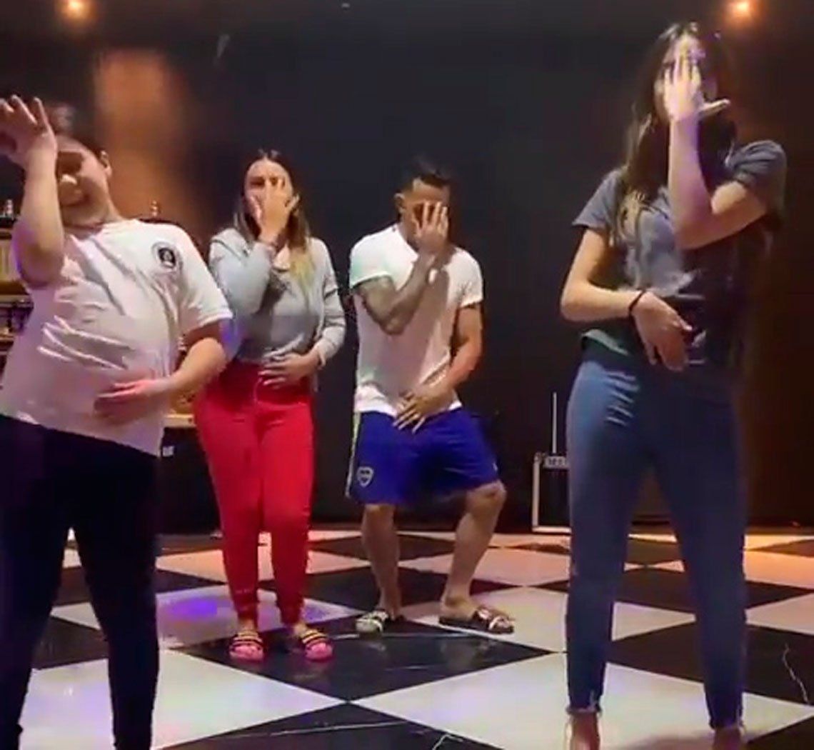 El divertido bailecito de Carlos Tevez junto a su familia que es furor en las redes