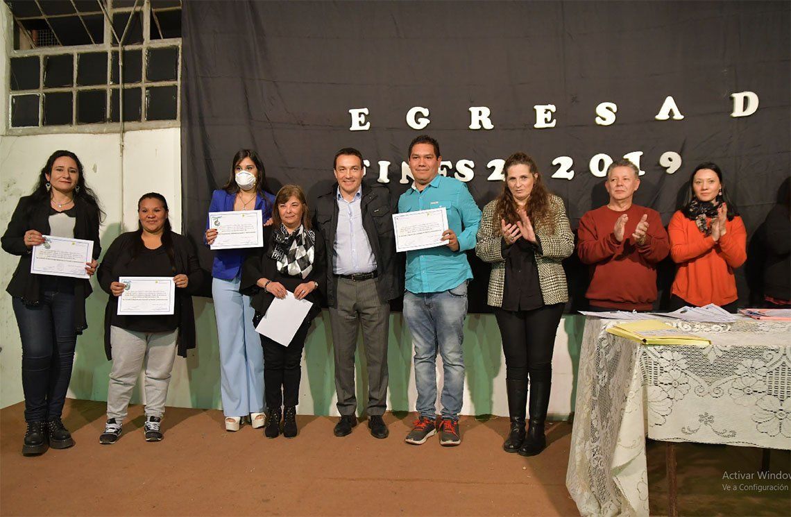 Florencio Varela: diplomas para egresados del plan fines