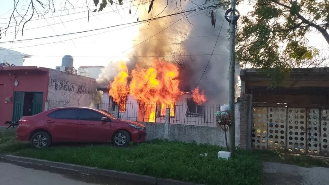 Feroz incendio en casa de Ezpeleta dejó dos lesionados