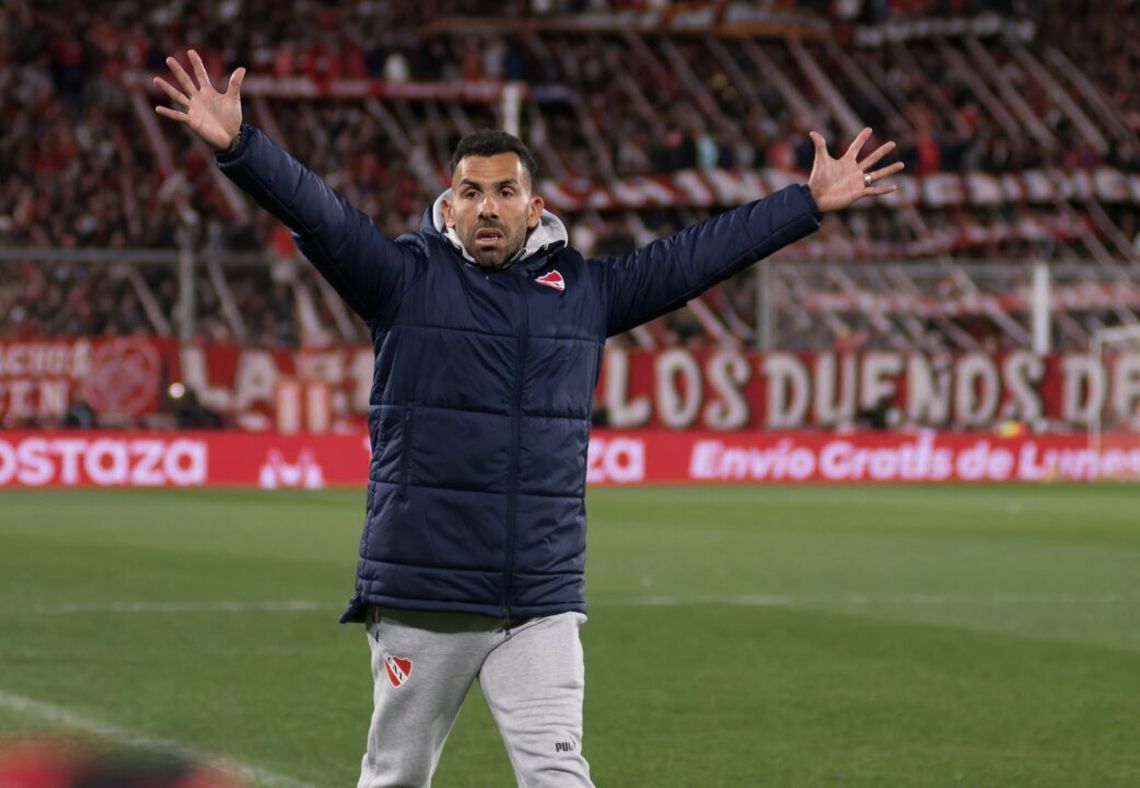 Carlos Tevez pidió refuerzos de jerarquía para seguir en Independiente.