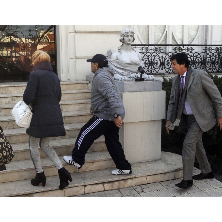 Maradona fue operado con éxito de una insuficiencia visual