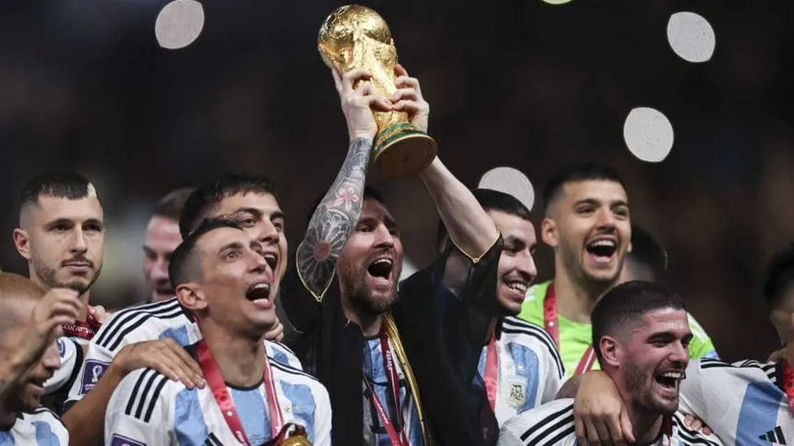 Messi levanta la tercera Copa del Mundo de la Selección Argentina.
