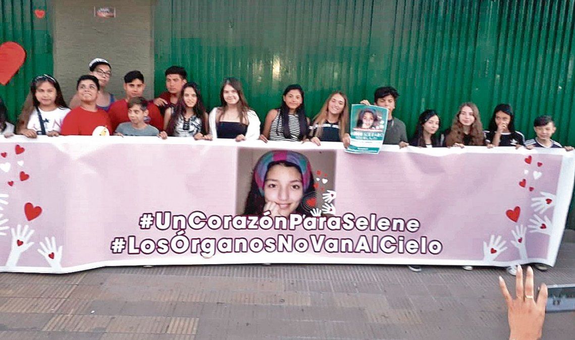 dLos compañeros de Selene realizaron un abrazo solidario en el colegio Sagrado Corazón de Florencio Varela.