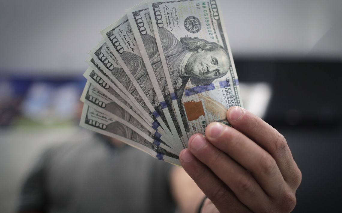 La semana arrancó con alzas y record histórico en el valor del dólar blue.