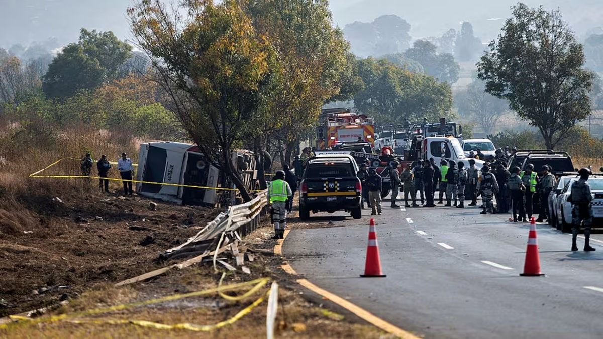 Siete muertos y 20 heridos al volcar un micro en el oeste de México