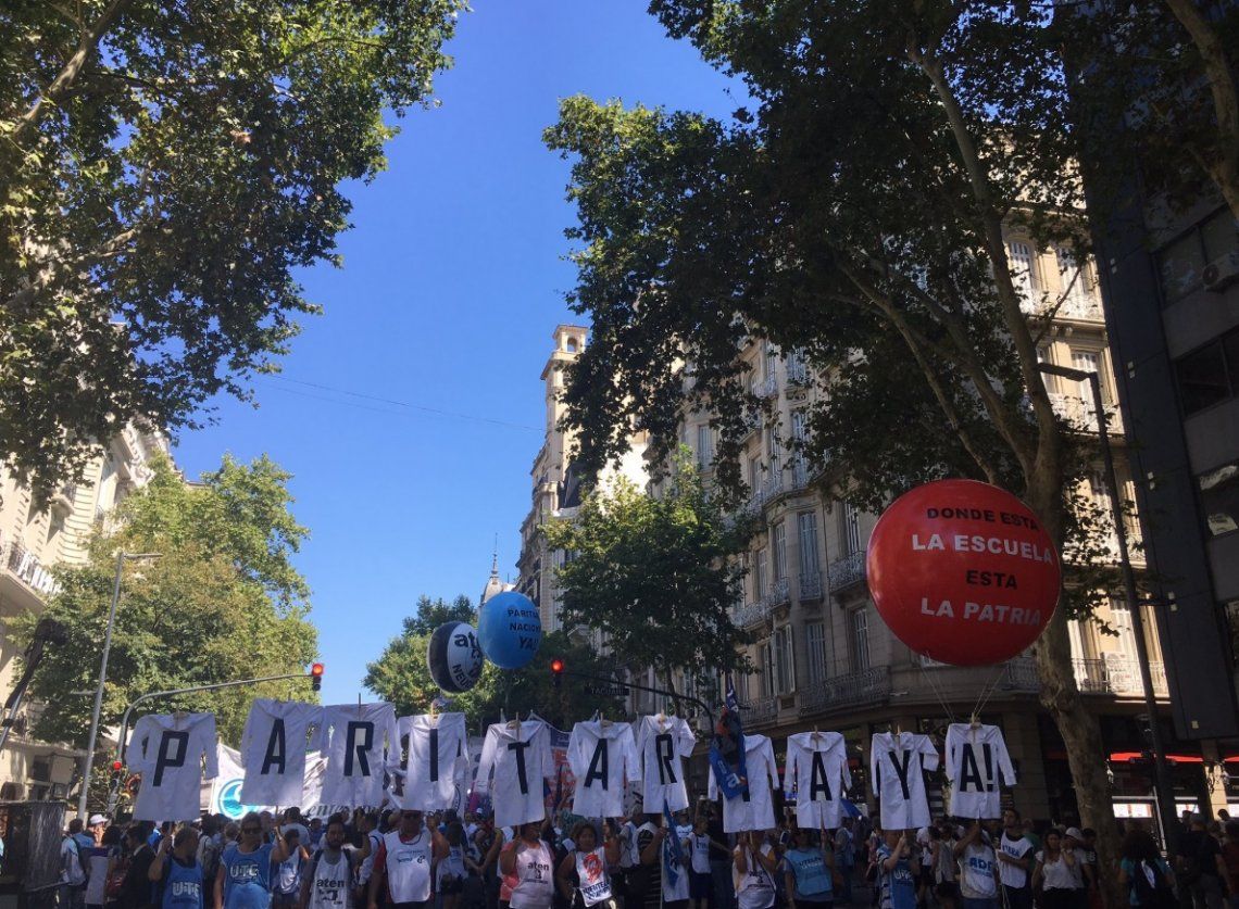 En la primera jornada de paro, docentes marcharon a Plaza de Mayo para reclamar una mejora salarial
