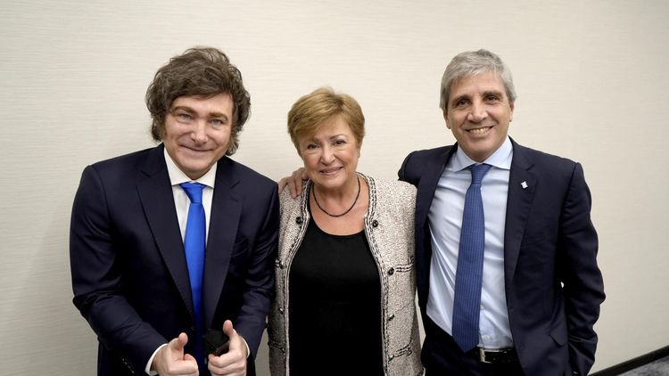 El organismo dirigido por Kristalina Georgieva volvió a respaldar la gestión económica de Milei y Caputo.