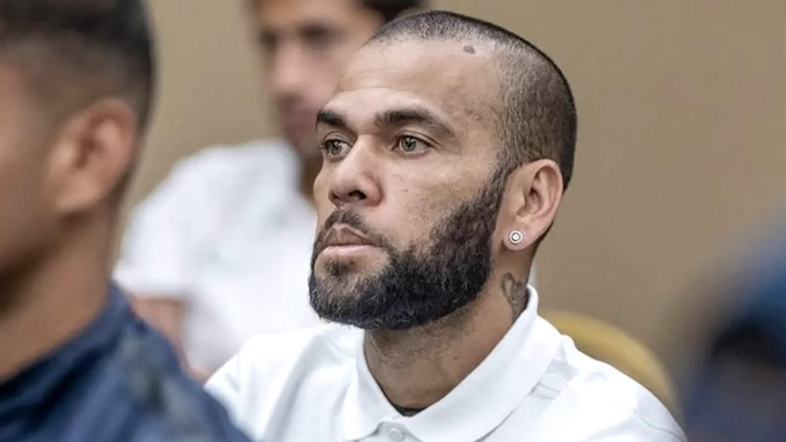 Dani Alves condenado a cuatro años y medio de cárcel por agresión sexual