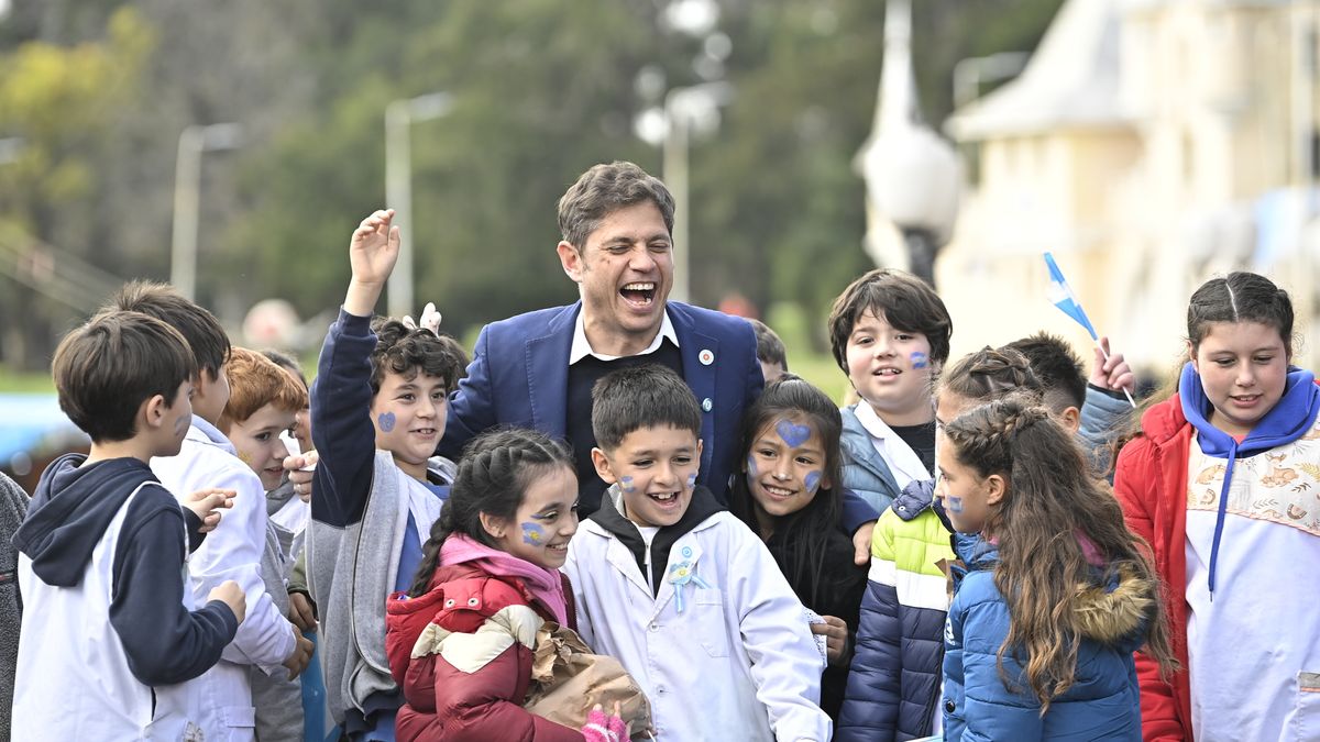 Axel Kicillof encabezó la ceremonia de promesa a la bandera de ...