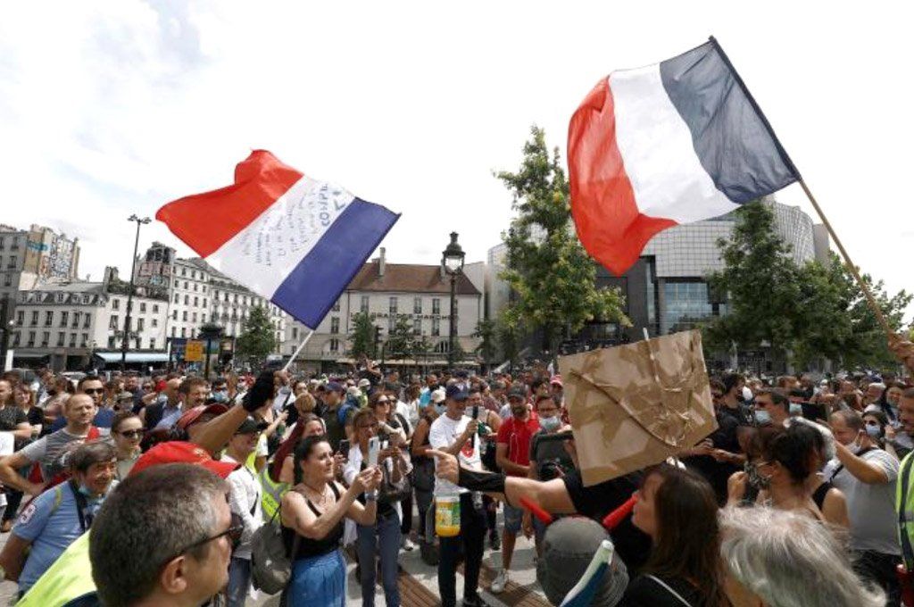Decenas de miles de franceses salieron hoy a las calles de diferentes ciudades para manifestarse en contra de la exigencia de un certificado sanitario.