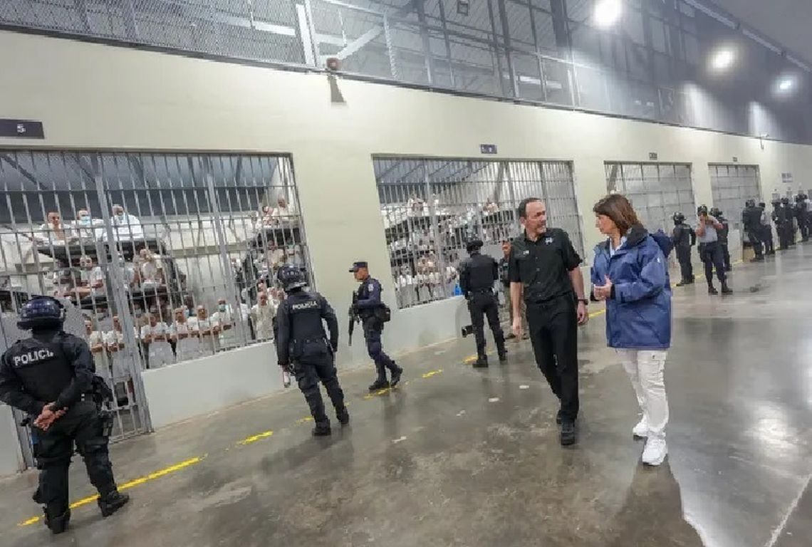 En su visita, Bullrich fue guiada por el ministro de Seguridad de El Salvador, Gustavo Villatoro.