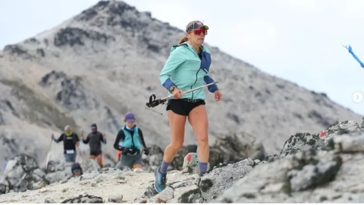 La atleta argentina celebró su triunfo en Puerto Argentino con un emotivo homenaje a los soldados de 1982.