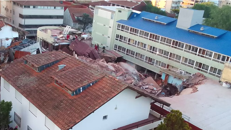 La parte trasera del edificio se derrumbó completamente y hay personas desaparecidas.