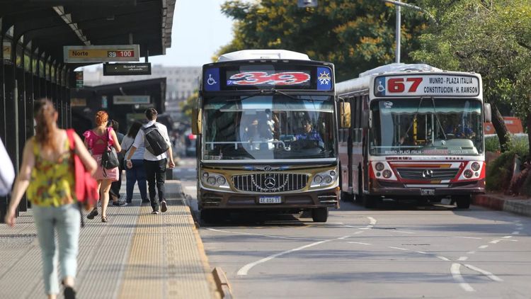 El conflicto entre la UTA y las empresas de colectivos, lejos de resolverse.