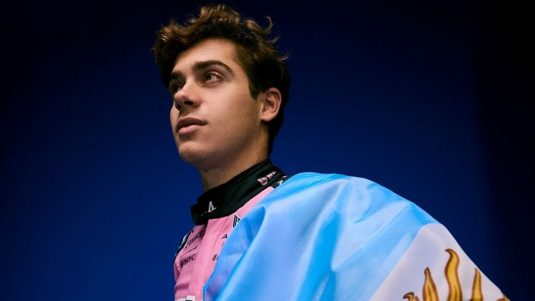 Franco, con la bandera argentina en su espalda.