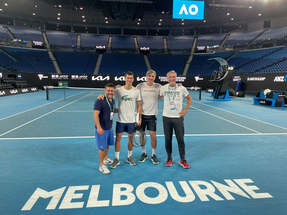 Djokovic sigue entrenando en Melbourne a la espera de la decisión final