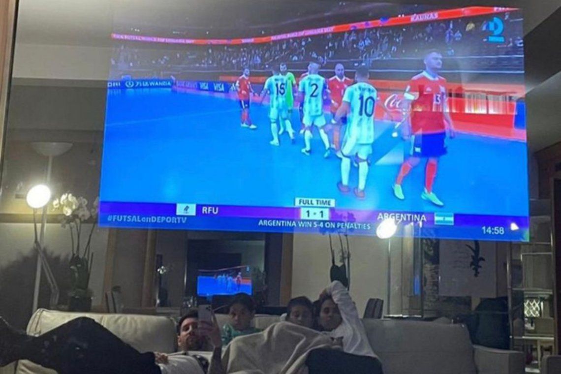 El rosarino compartió en sus redes una imagen del partido de Argentina y el aparato en que lo vio despertó gran curiosidad.