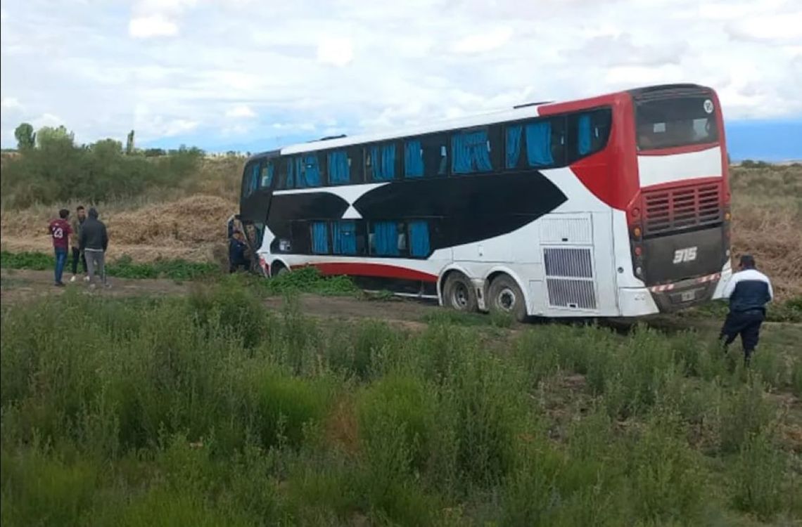 Mendoza: un micro con hinchas de River Plate chocó en la Ruta 40