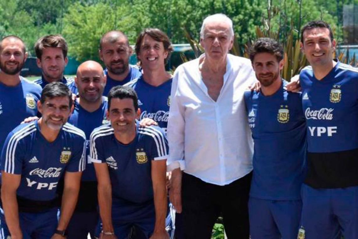 El Flaco Menotti, junto a Lionel Scaloni y el resto del cuerpo técnico de la Selección Argentina.