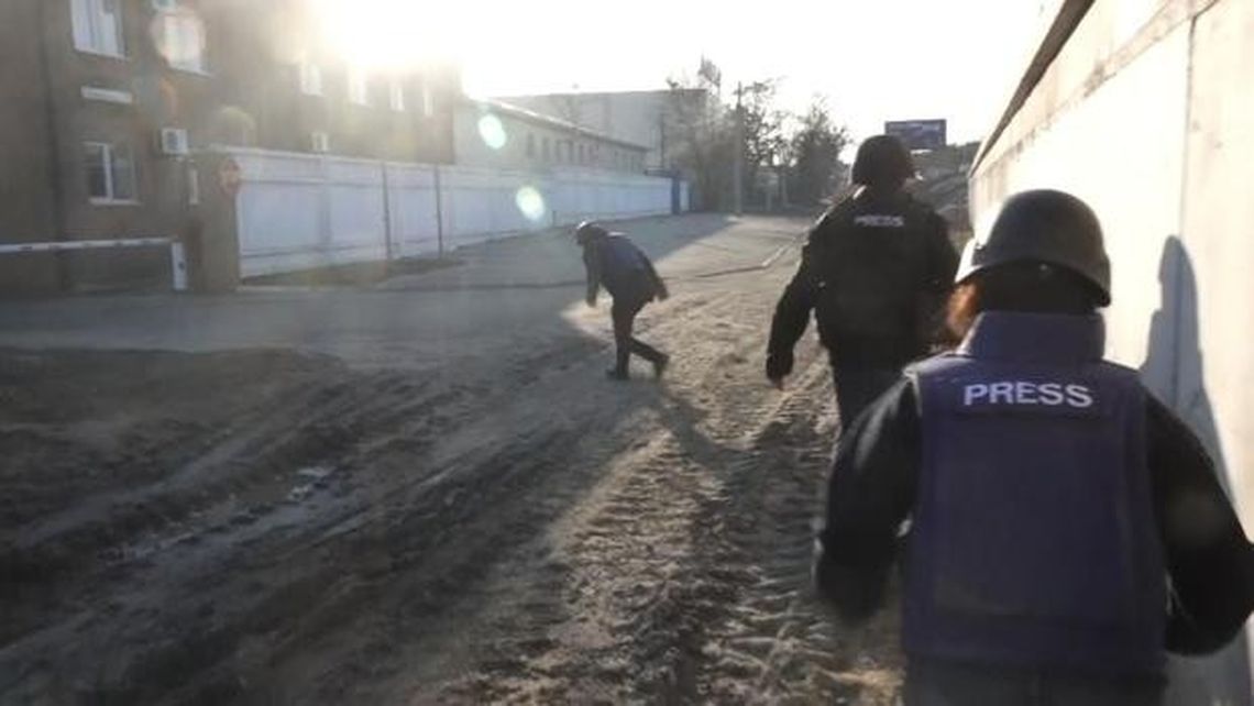 Video: rusos emboscaron y tirotearon a periodistas en Kiev